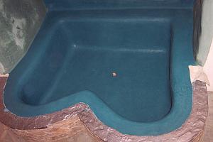 Badewanne mit blauem Tadelakt 3