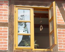 Fenster mit Standölfarbe ocker